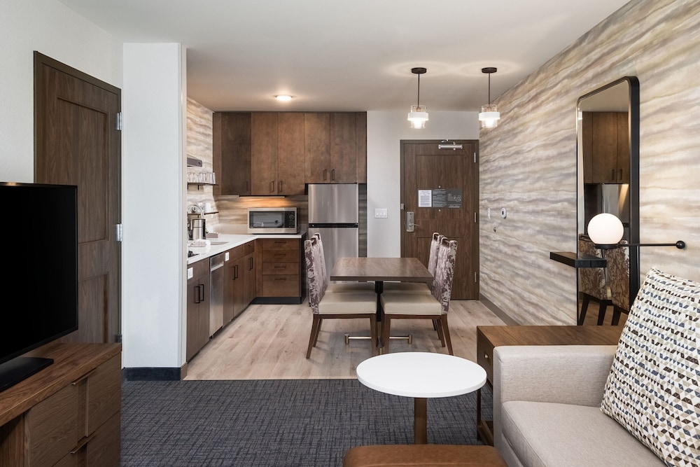 Suite, 1 Bedroom (Mobility/Hearing Access, Roll-In Shwr) photo 1