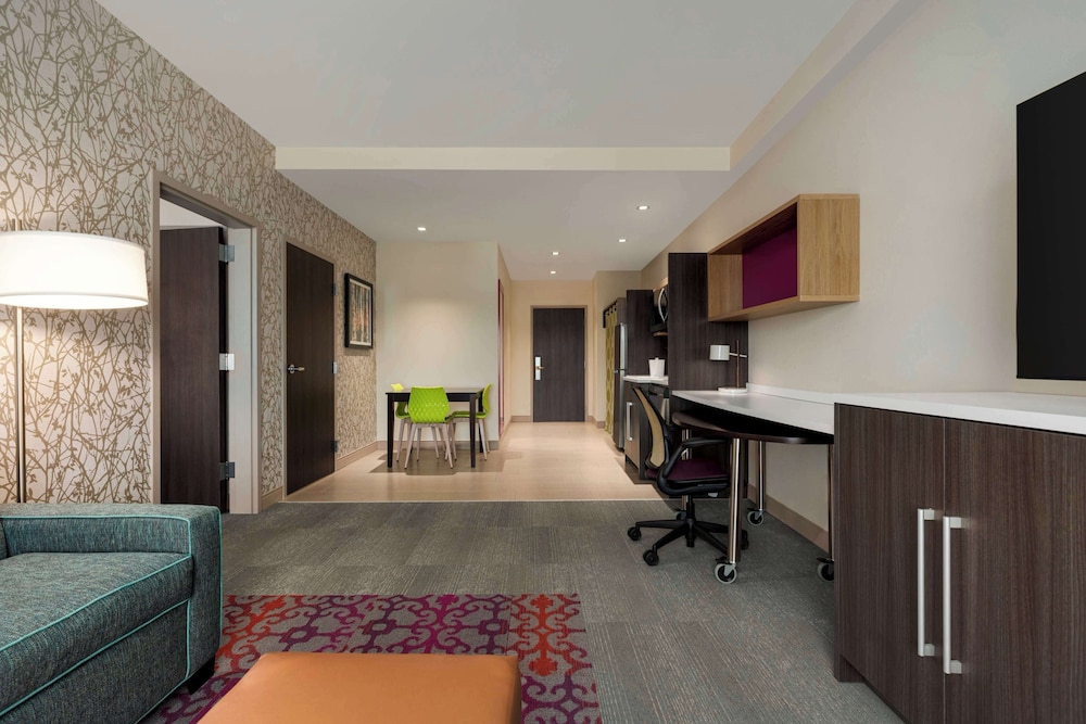 Suite, 1 King Bed, Accessible, Bathtub - Photo 1