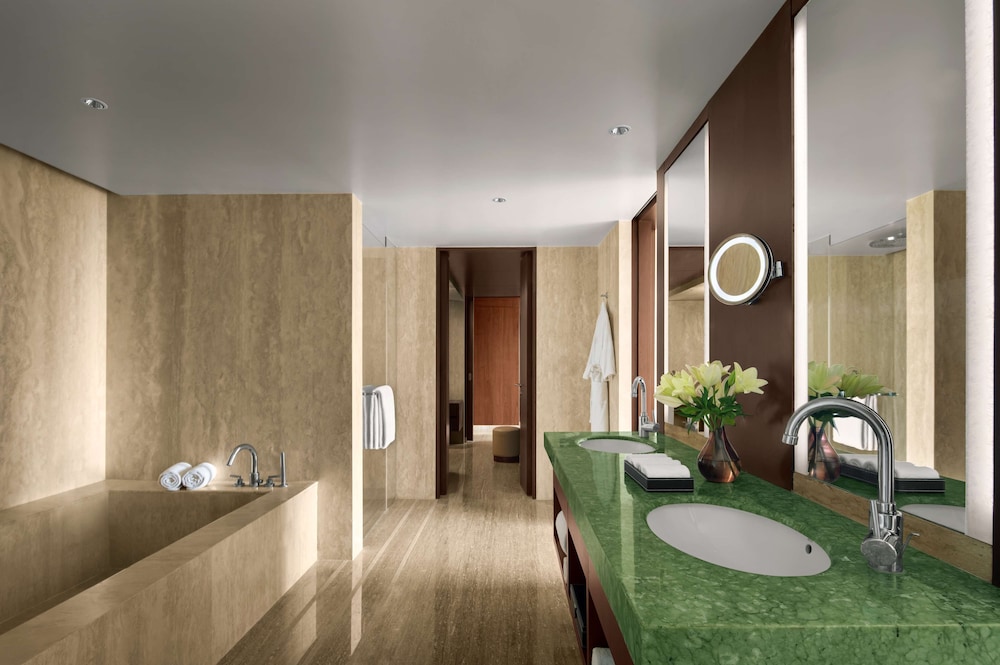 Deluxe Twin Room - Cocktail Hours 5:30 pm to 7:30pm, 20% off on F&B, Free One Way Airport Transfer. thumbnail 5