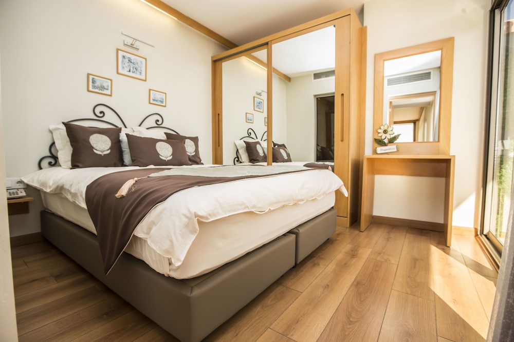 Senior Room, 1 King Bed, Lanai
