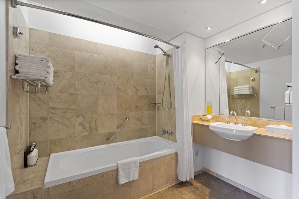 Suite, 1 King Bed, City View thumbnail 6