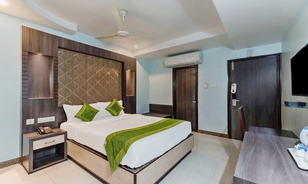 Standard Room, 1 King Bed, Smoking, City View