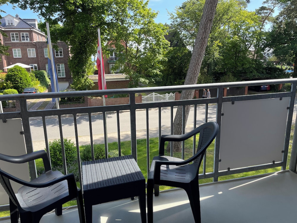 Deluxe Room, Balcony thumbnail 5