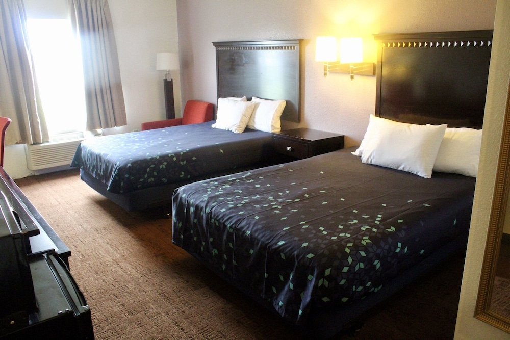 Queen Room with Two Queen Beds - Non-Smoking photo 3