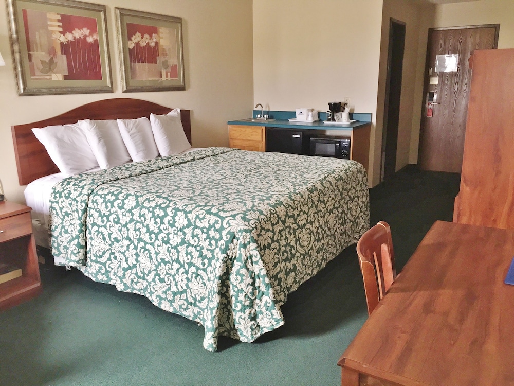Room, 1 King Bed, Non Smoking - Photo 3