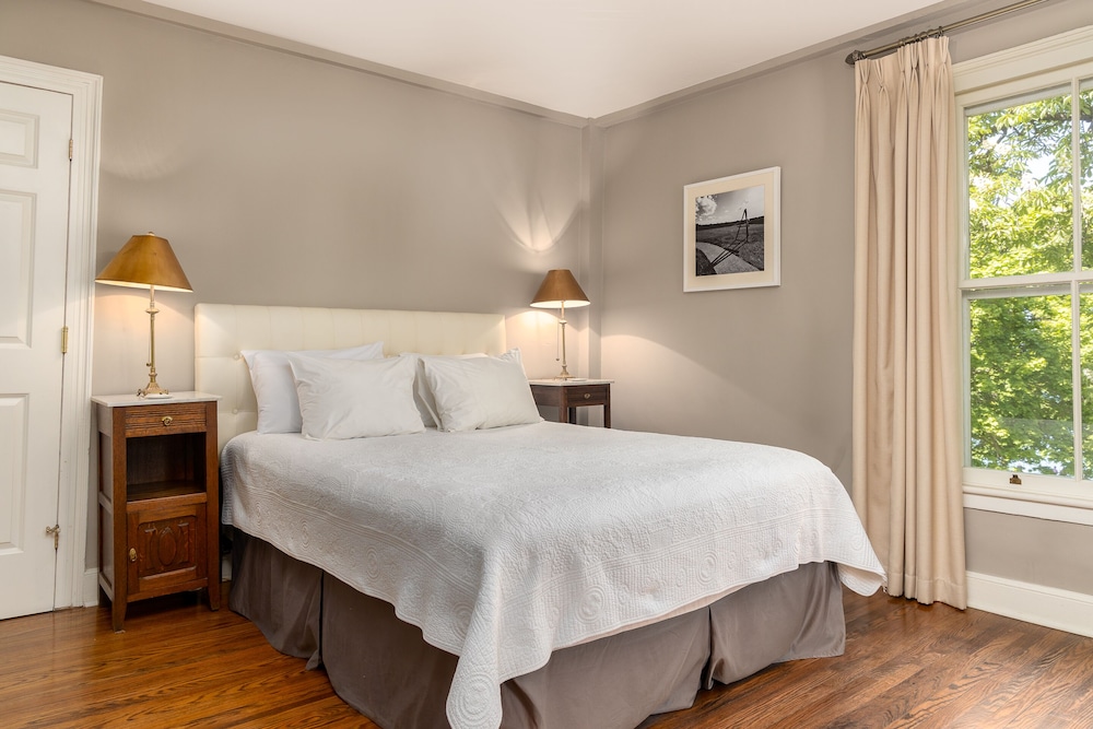 Superior Room, 1 Queen Bed, Lake View (River Room) photo 2