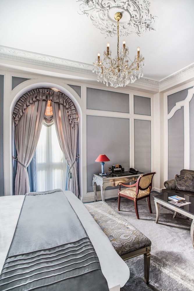 Deluxe Room, 1 King Bed photo 2