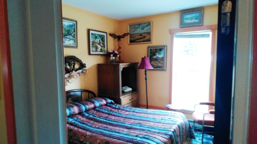Basic Room, 1 Queen Bed photo 2