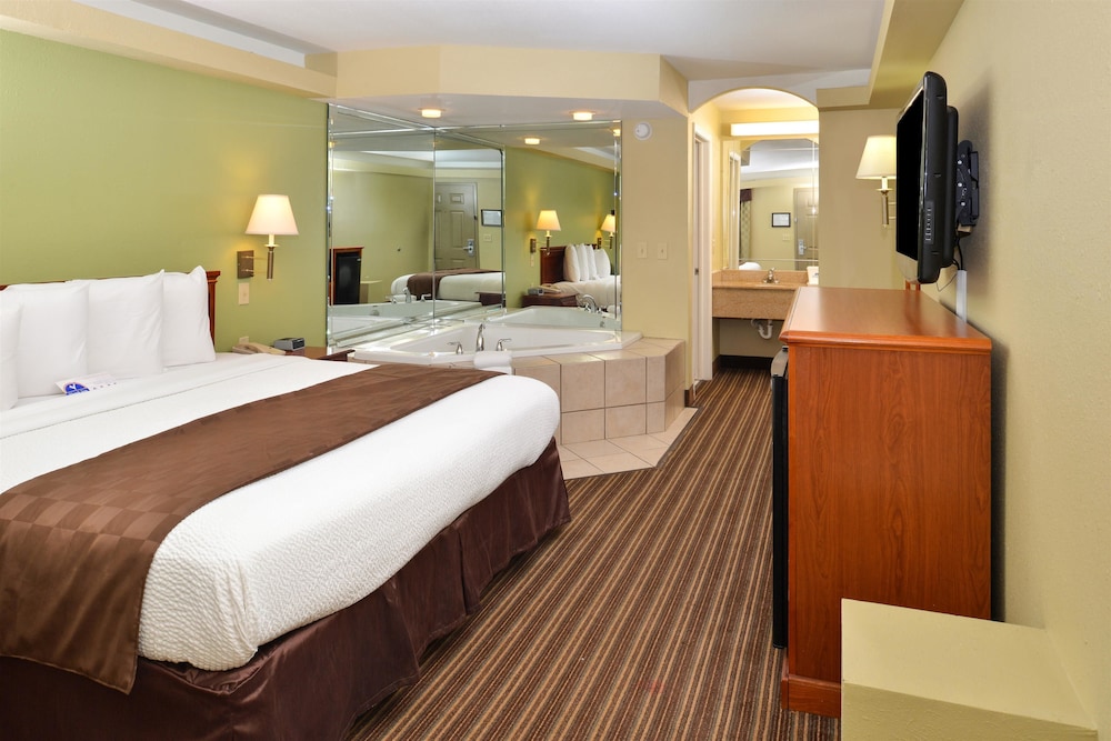 Room, 1 King Bed, Jetted Tub - Photo 1