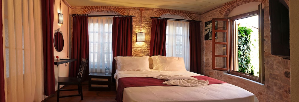 Elite Room, 1 Queen Bed photo 3