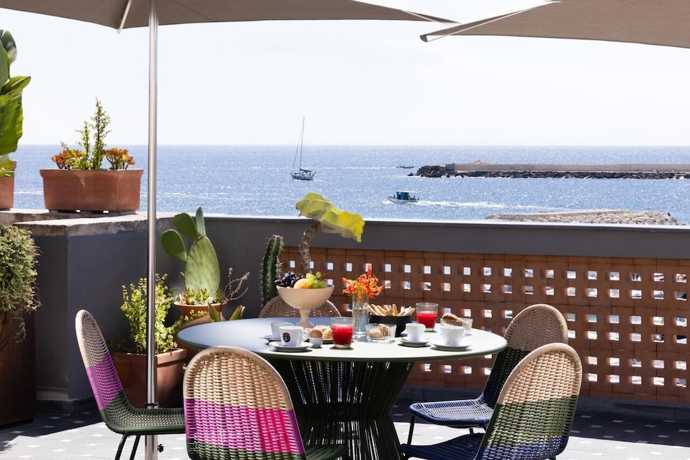 Double Room, 1 King Bed, Sea View, Tower photo 2