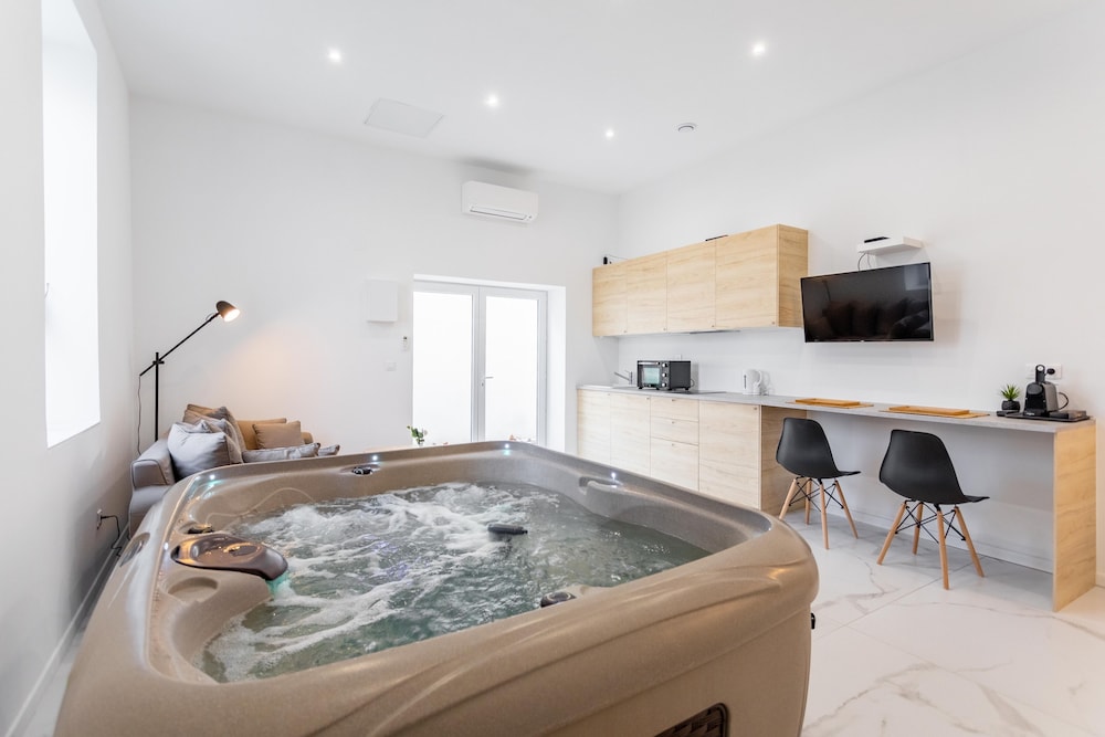 Signature Suite, Accessible, Hot Tub