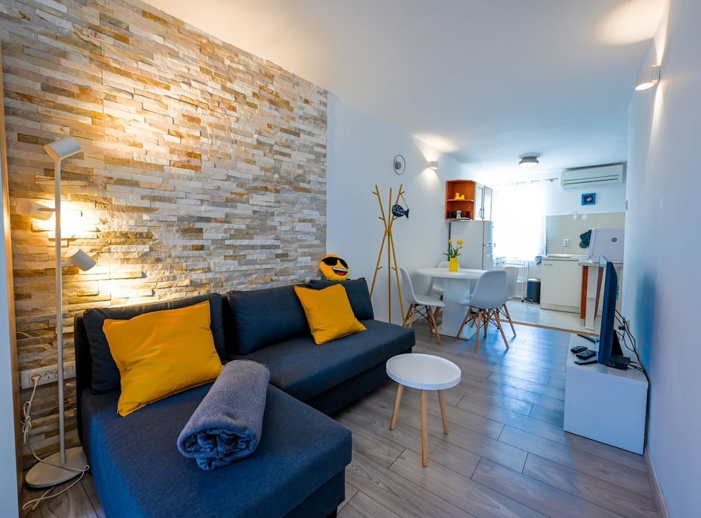 Studio (Studio Apartment)