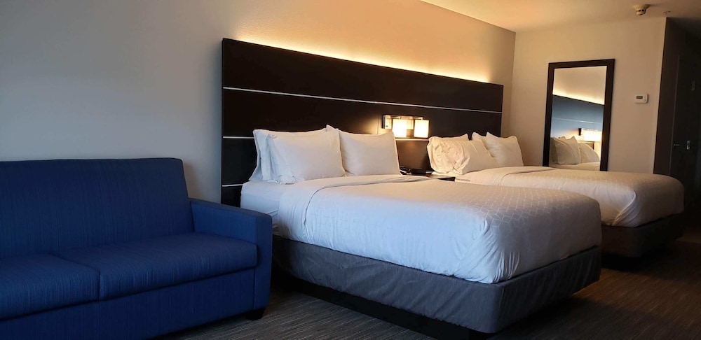 Suite, Multiple Beds (Additional Living) - Photo 7