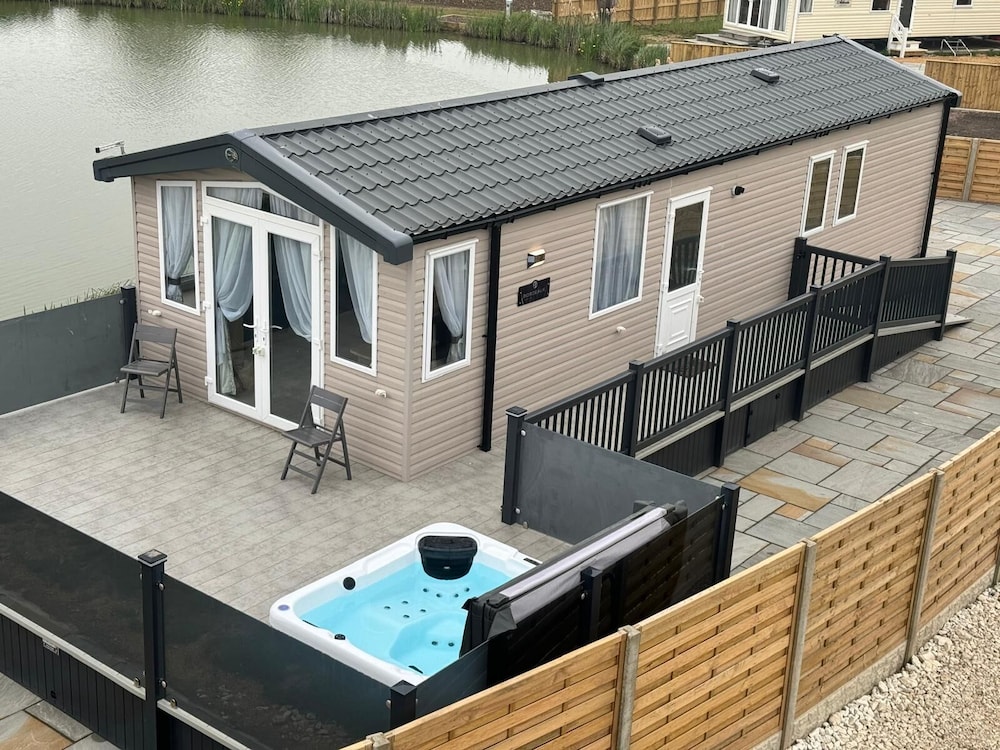 Exclusive Apartment, Ensuite, Lake View (Adult Only Fishing Breaks)
