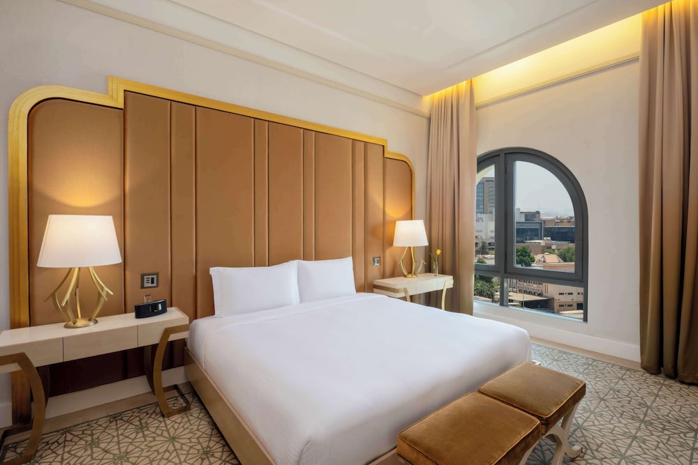 Suite, 1 King Bed (Ambassador)