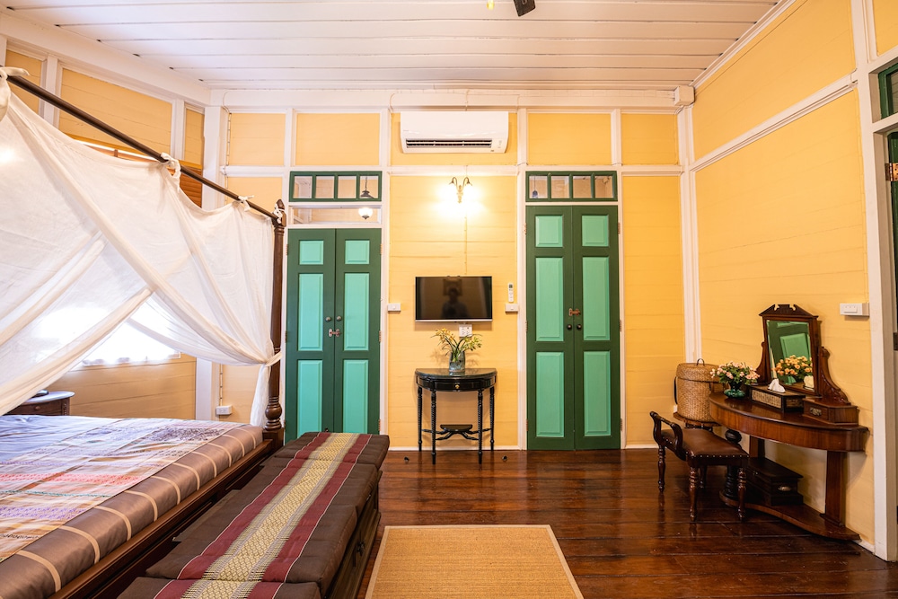 Family Suite, Multiple Beds, Non Smoking, Kitchenette photo 3