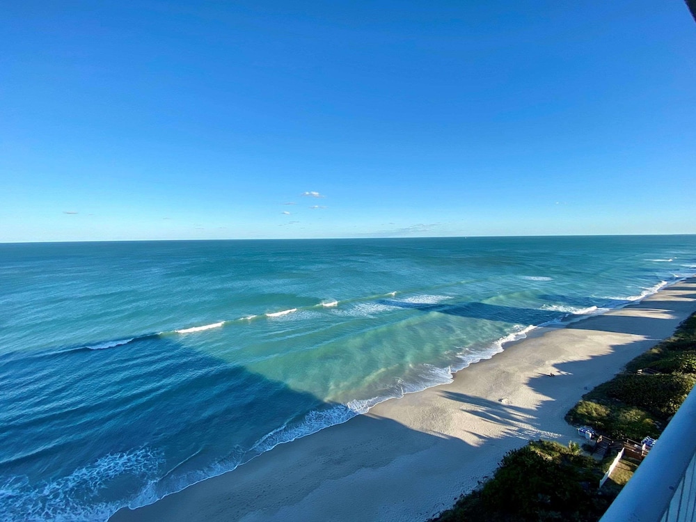 Premium Studio Suite, 1 King Bed with Sofa bed, Oceanfront - Photo 6