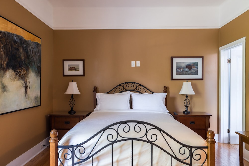 Executive Room, 1 Queen Bed (Sir Robert Thorburn Executive Room )
