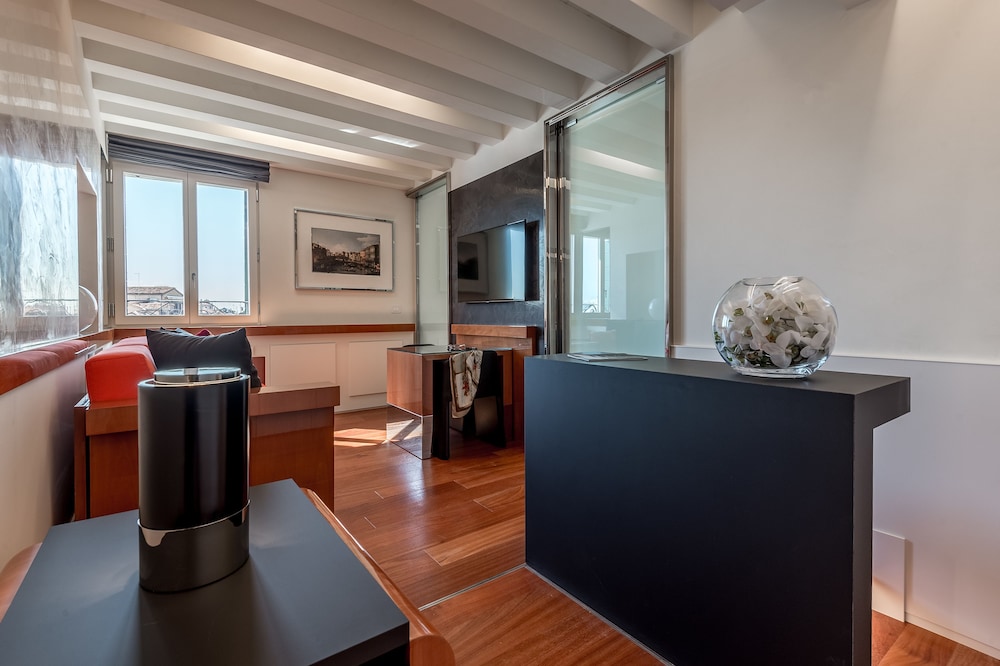 Deluxe Apartment, 1 Bedroom, Canal View (separate entrance with stair lift)