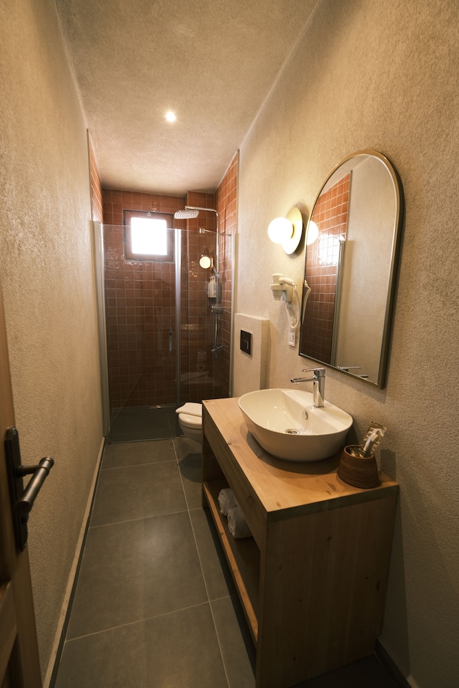 Deluxe Double Room, 1 Queen Bed, Balcony - Photo 2