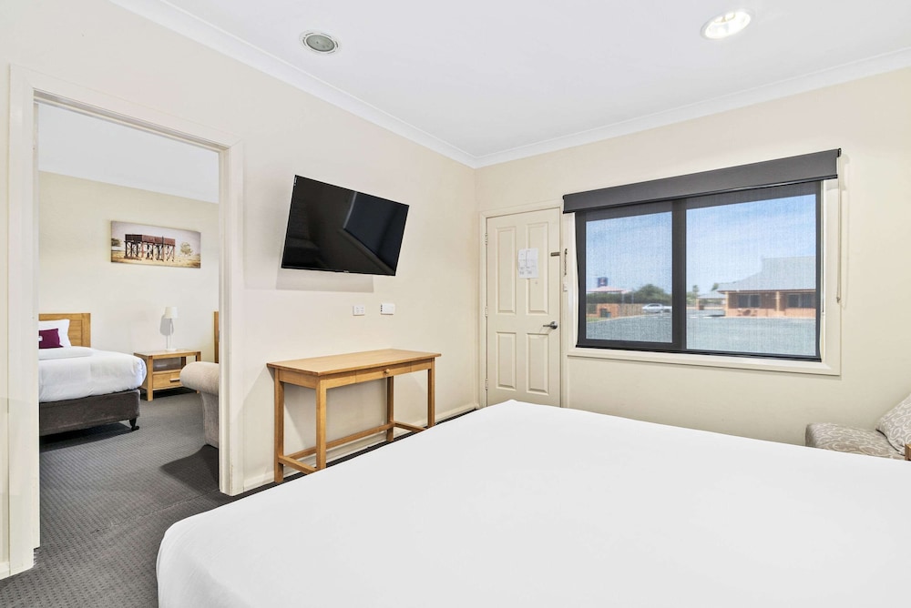 Standard Room, Non Smoking (1 Queen & 2 Single Beds)