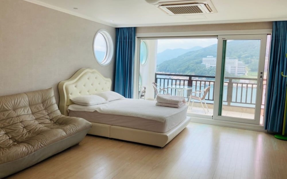 Room (Room 202)
