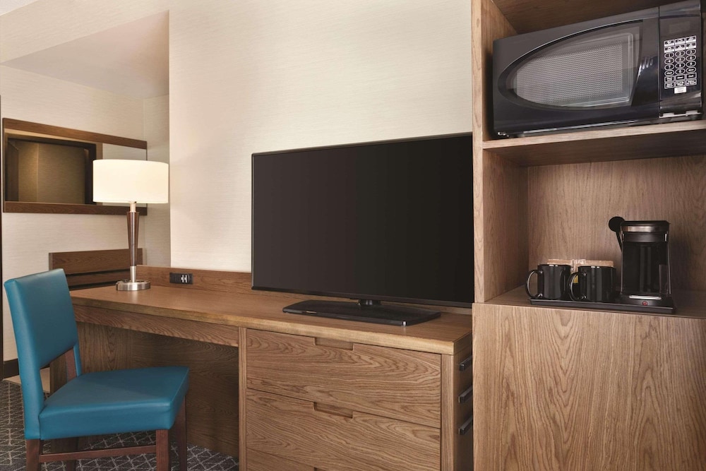 Premium Room, 1 King Bed, Non Smoking photo 2
