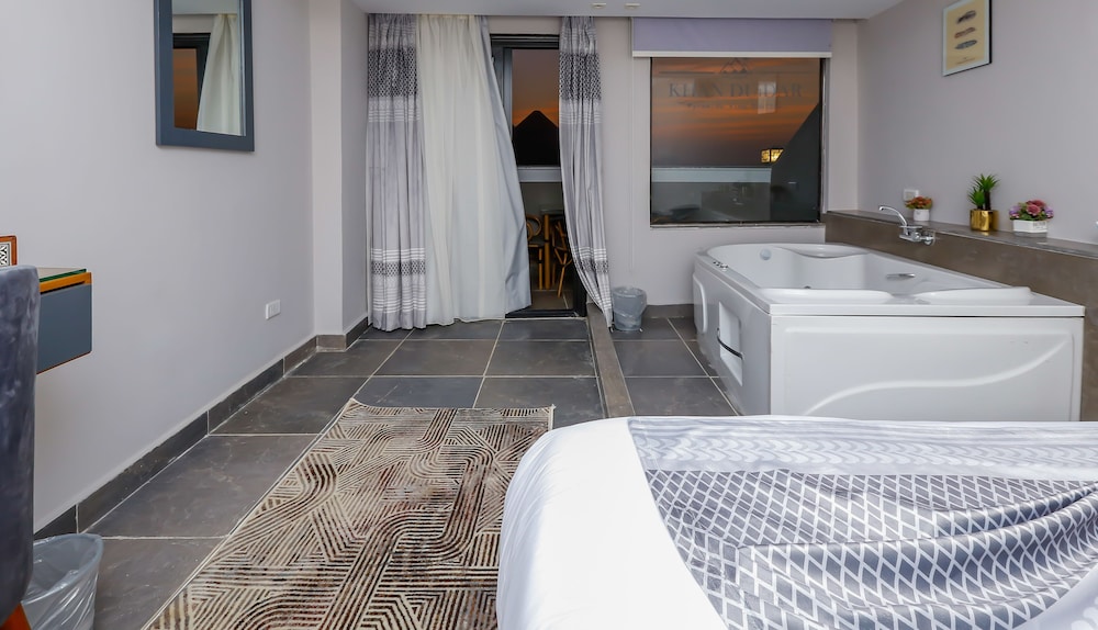 King Suite Jacuzzi Pyramids View Balcony - Photo 3