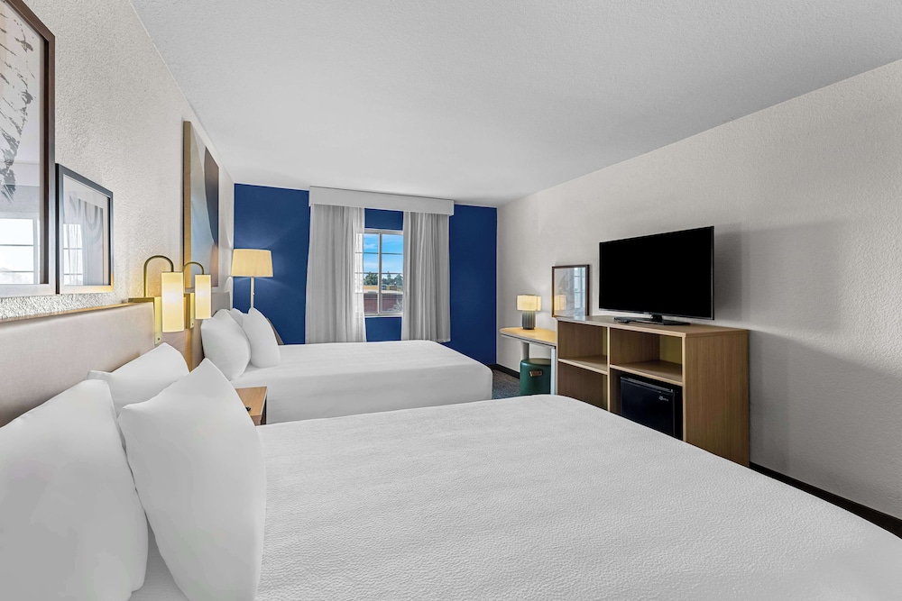 Room, 2 Queen Beds - Photo 1