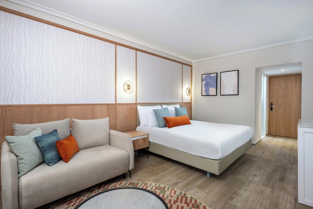 Renovated Deluxe Room with hotel's lawns View photo 3