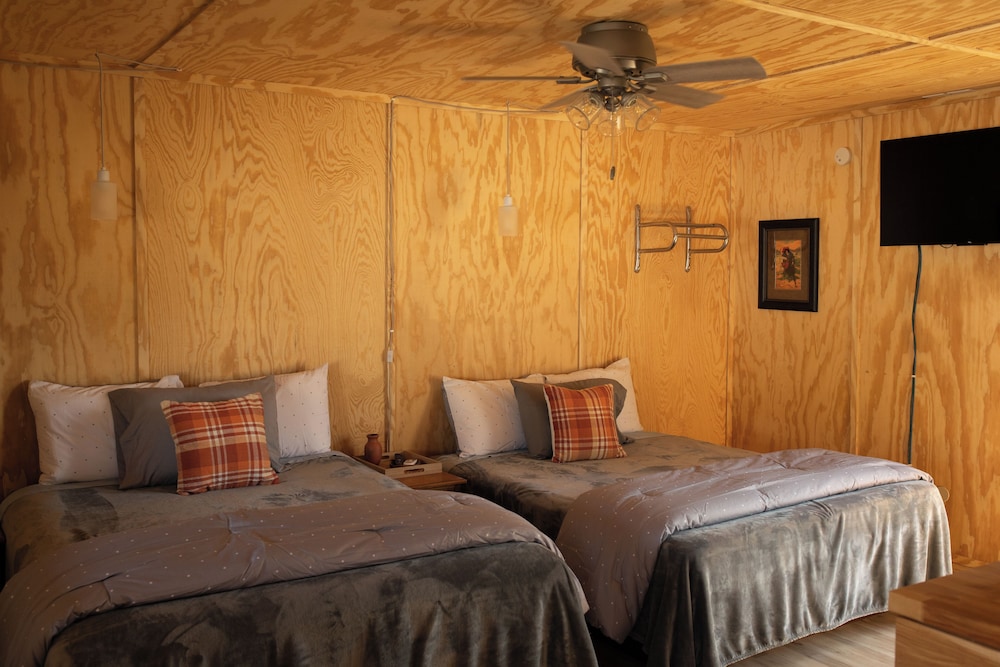 Wagon Wheel Suite #5 (2 Queen Beds) photo 1