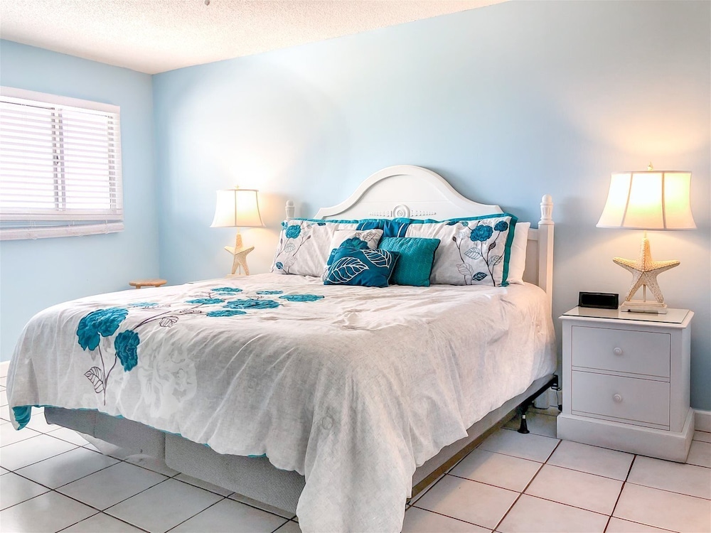 Condo, 1 King Bed with Sofa bed (The Summit 1205)