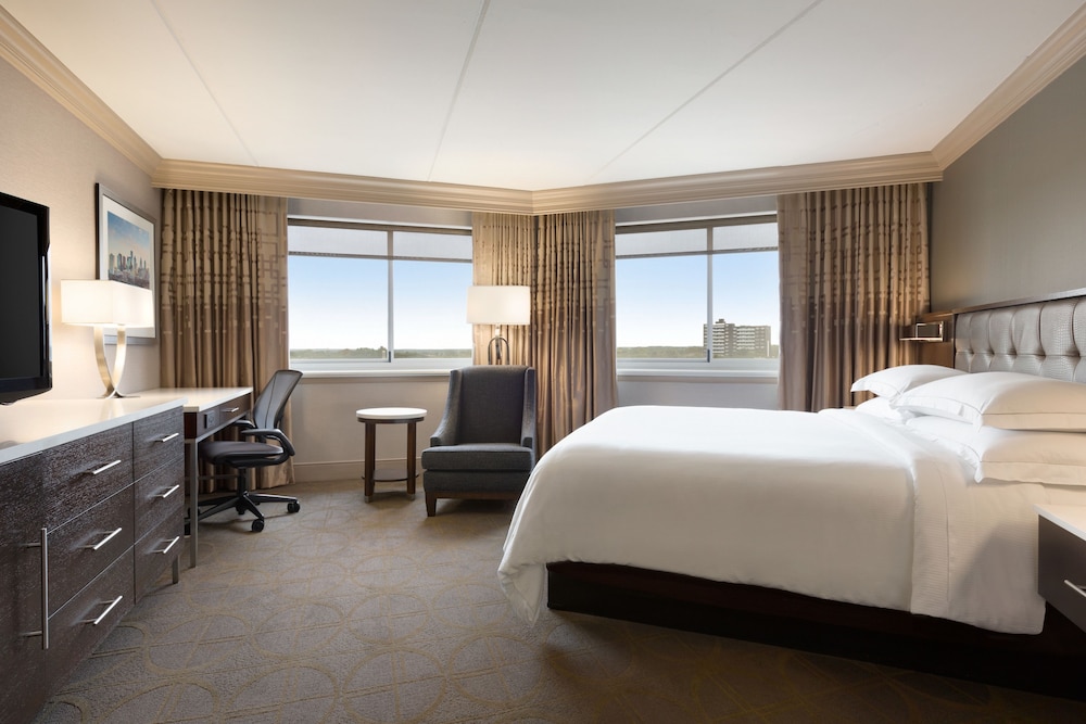 Deluxe Room, 1 King Bed, Accessible (Hearing) photo 2