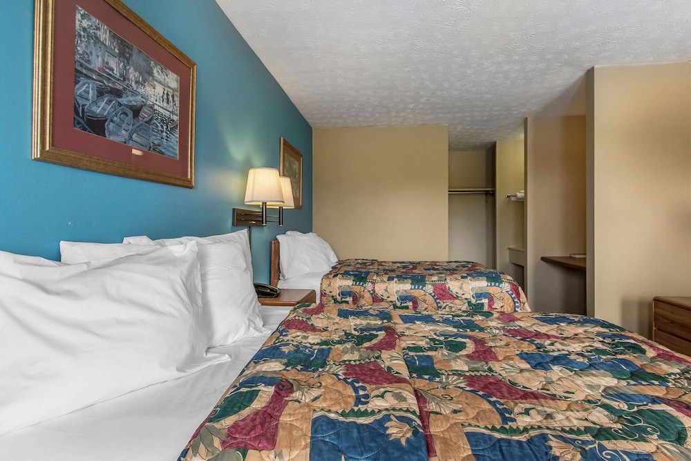 Standard Room, 2 Double Beds, Non Smoking - Photo 6