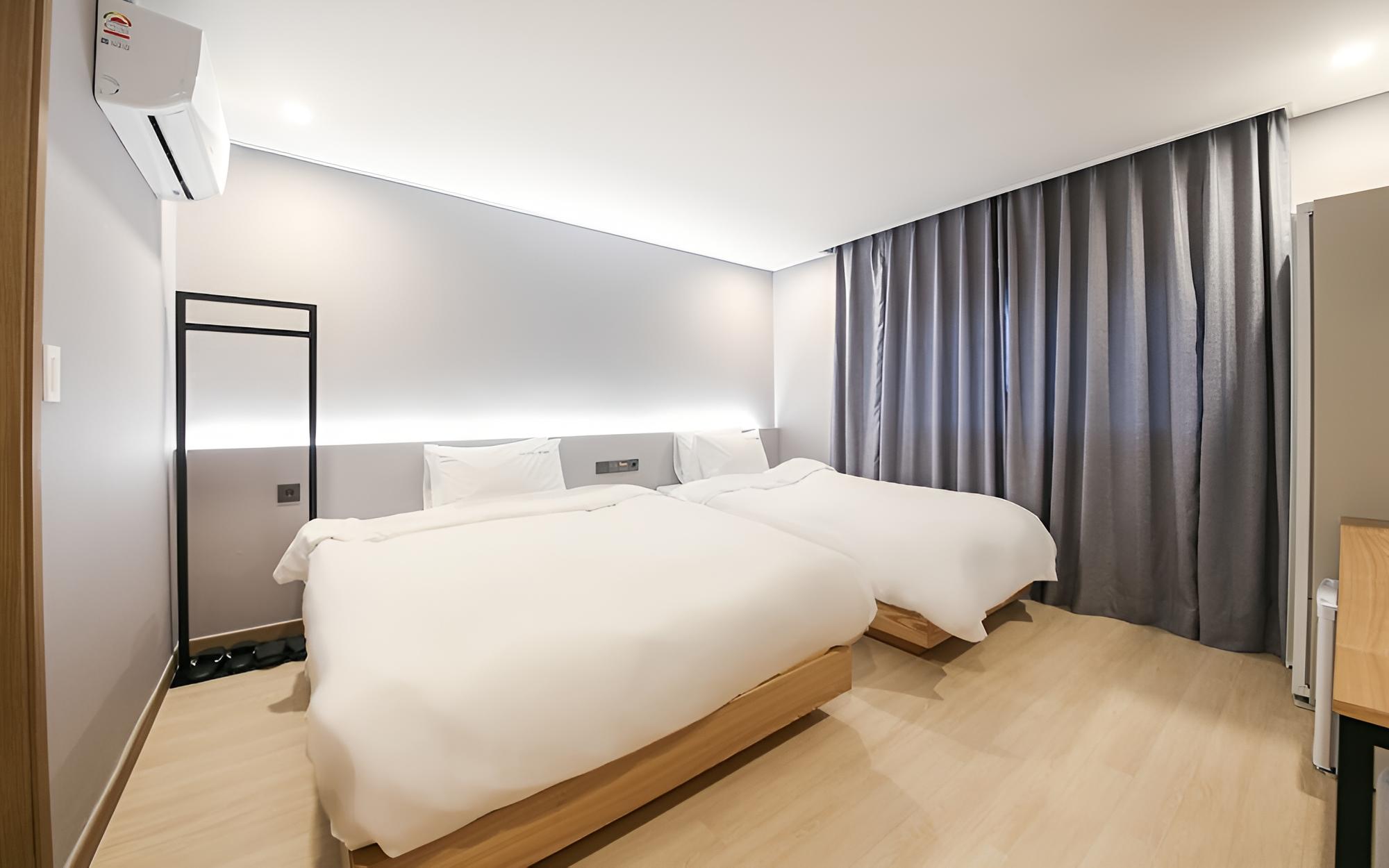 Room (Deluxe Twin (Duck Down Bedding) (4KUH) - Photo 10