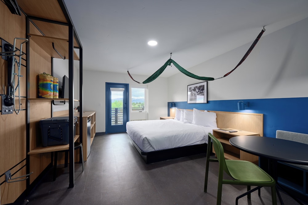 Standard Room, 1 King Bed, Balcony, Mountain View