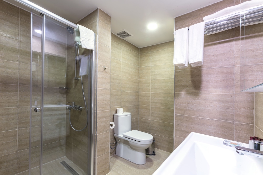 2 Bedroom Deluxe Room, Balcony, Pool View photo 3