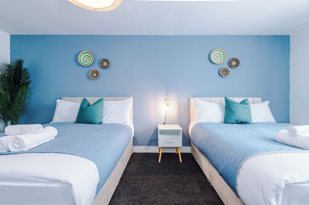 1-Bed Apartment: Sleeps 4, Free Parking