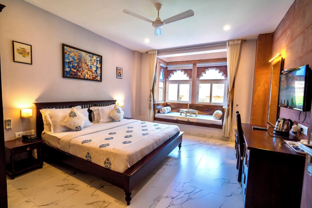 Superior Room with Jharokha, street view, King Bed ( 1st floor ) photo 3