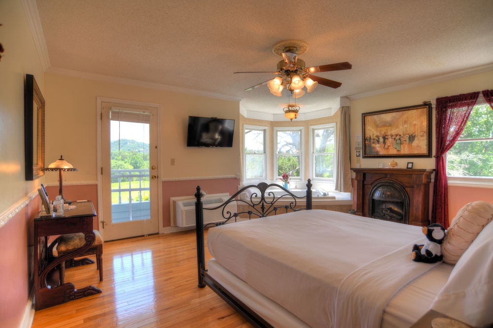 Deluxe Room, 1 Queen Bed, Jetted Tub, Mountain View