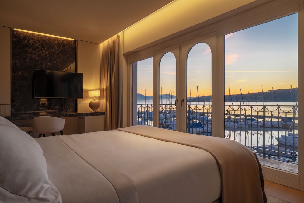 Deluxe Room, Lake View
