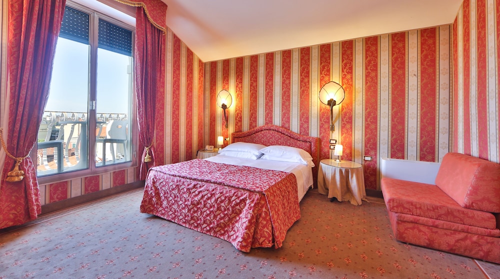 Superior Double or Twin Room thumbnail 6