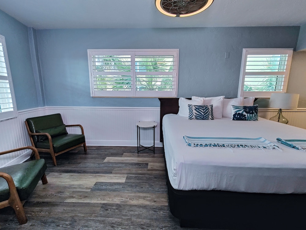 Junior Studio Suite, 1 King Bed, Beach View photo 2