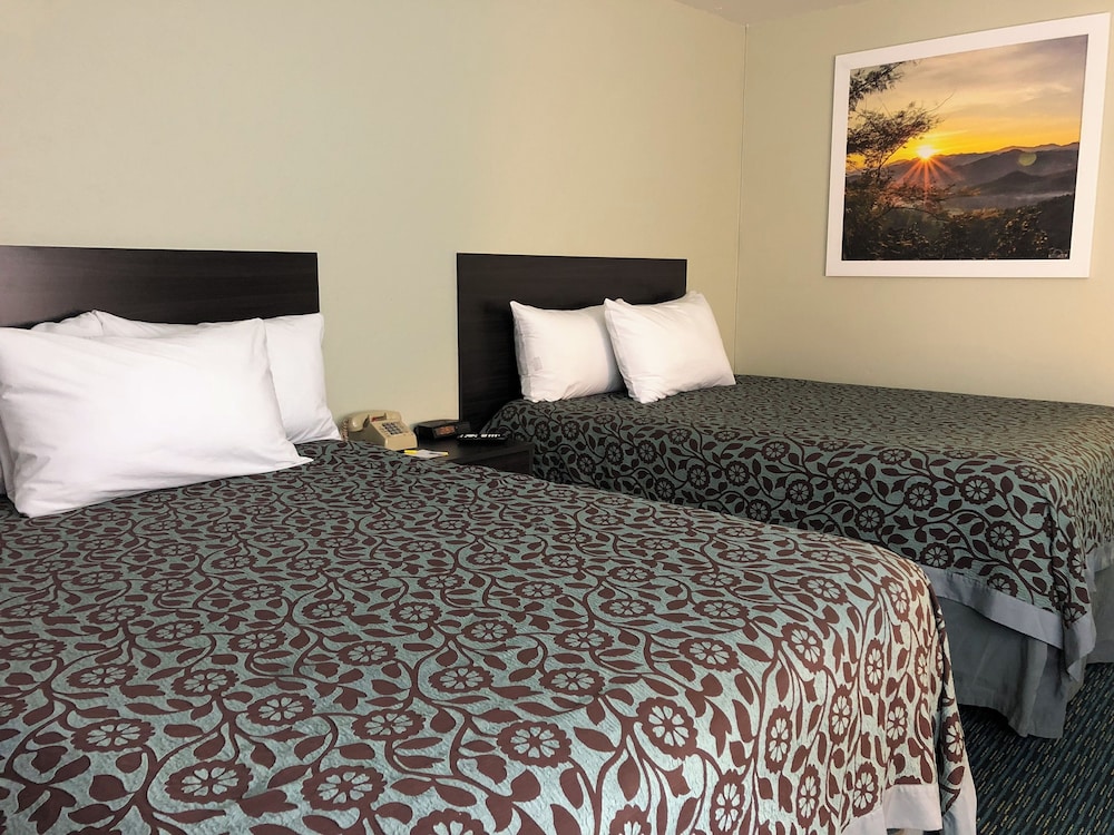 Family Suite with 2 Queen Beds, 1 Sofa Bed and Kitchenette
