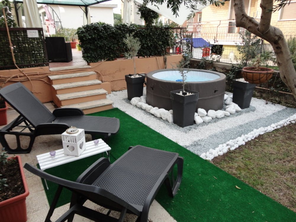Junior Single Room, 1 Bedroom, Private Bathroom, Garden View photo 3
