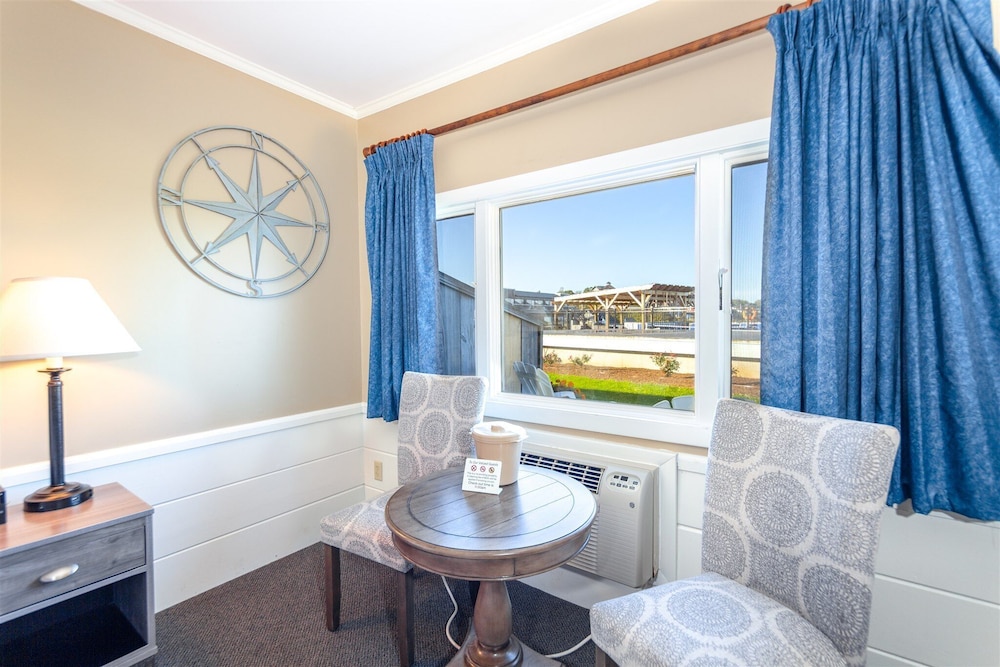 Room, 1 King Bed, Partial Ocean View, Poolside photo 1