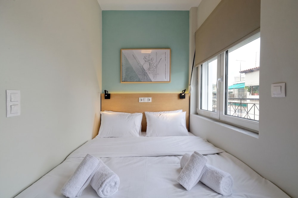 Deluxe Studio Suite, 1 Queen Bed, Balcony photo 3