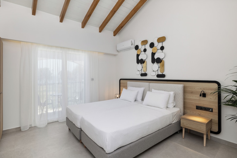 Family Suite with Side Sea View photo 3