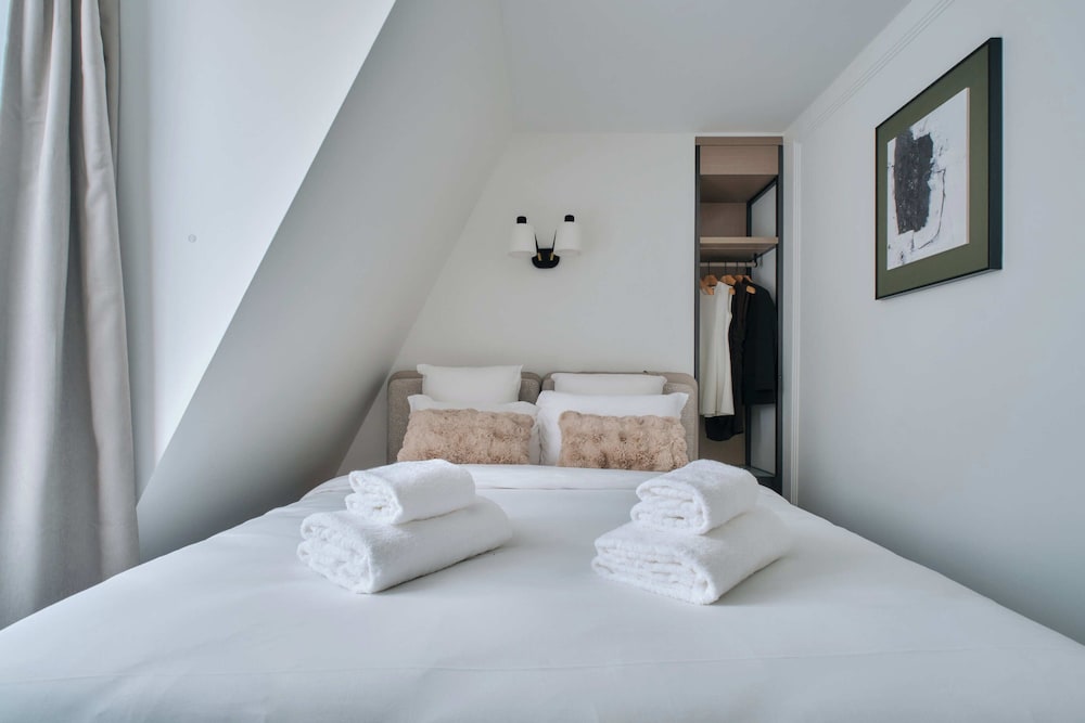 Deluxe One-Bedroom Apartment with City View 601